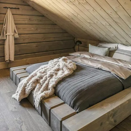 Dom wakacyjny Timber With Slope And Sauna
